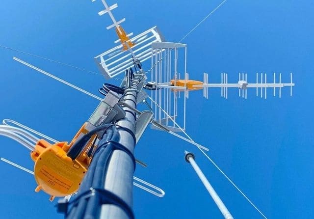 Antenas de televisión TDT instaladas en un mástil para la recepción de señal.