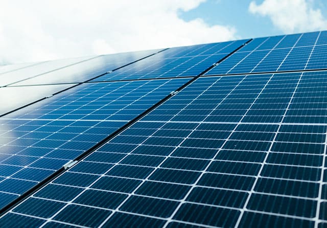 Paneles solares fotovoltaicos para generación de energía eléctrica mediante autoconsumo.