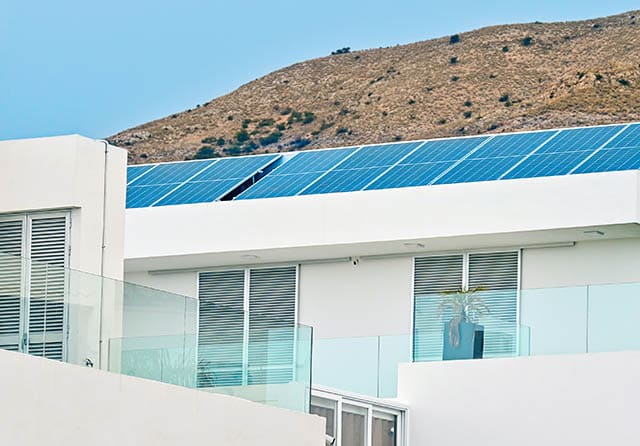 Instalación de paneles solares fotovoltaicos para autoconsumo en la cubierta de una vivienda.