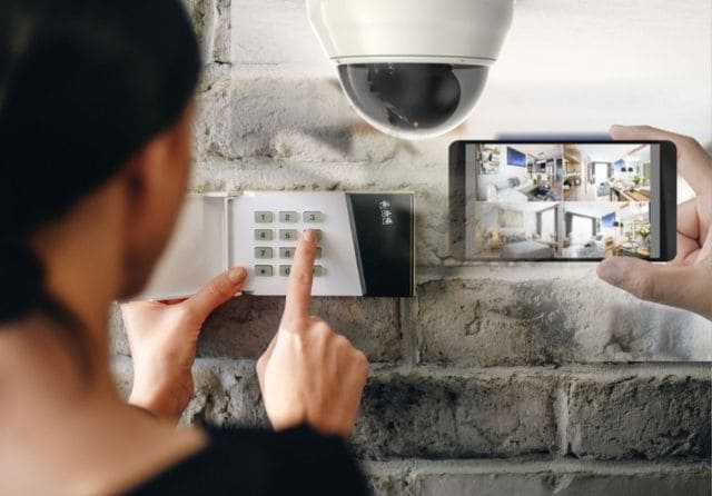Sistema de seguridad con alarma, cámara de vigilancia y control de cámaras desde un teléfono móvil.