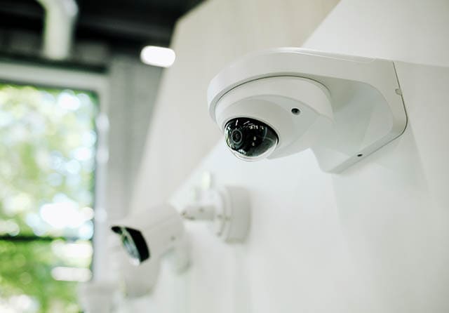 Cámara de seguridad domo instalada en el interior de un edificio.