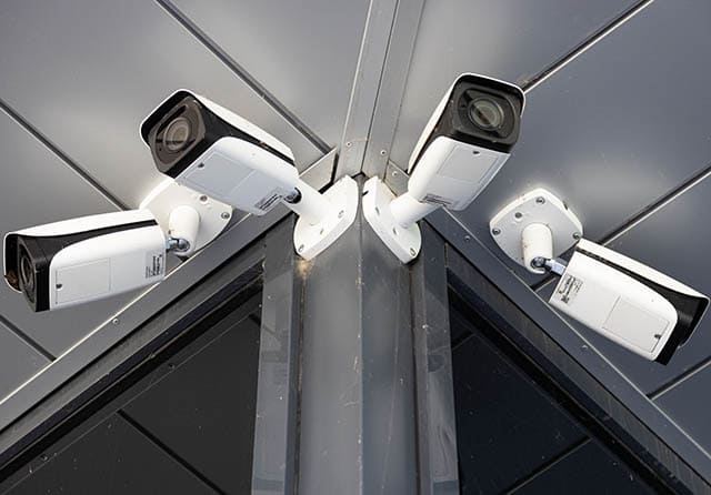 Conjunto de cámaras de seguridad instaladas para videovigilancia exterior.