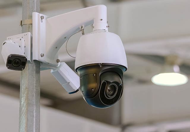 Cámaras de seguridad de videovigilancia con cámara domo PTZ y cámaras fijas.