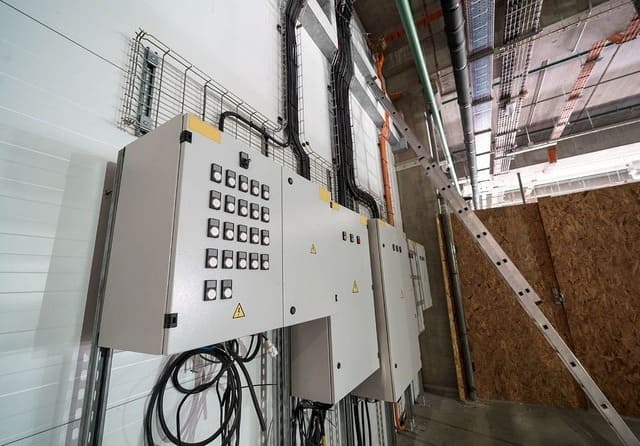 Cuadros eléctricos industriales instalados con sistemas de cableado y distribución eléctrica.