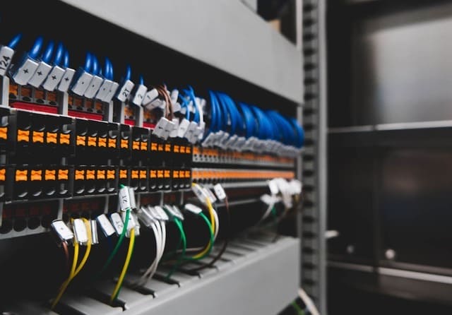Cuadro eléctrico con bornes de conexión y cableado identificado para distribución y control eléctrico.