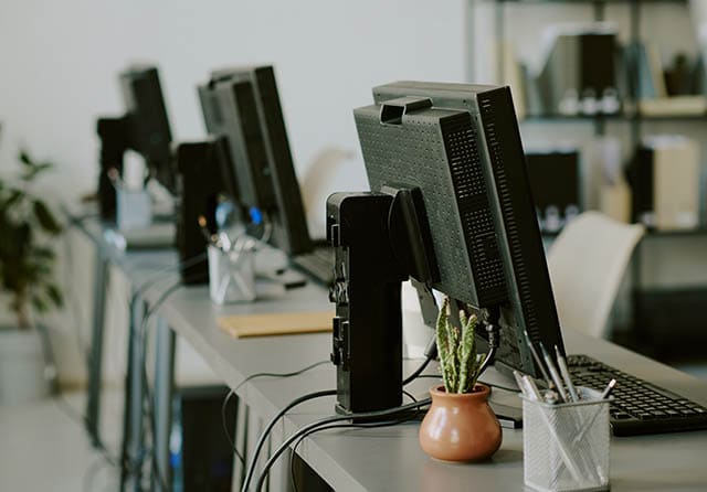 Equipamiento informático con ordenadores de sobremesa instalados en una oficina.