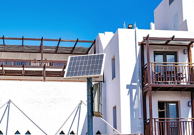 Panel solar fotovoltaico instalado en un edificio para una instalación solar aislada.
