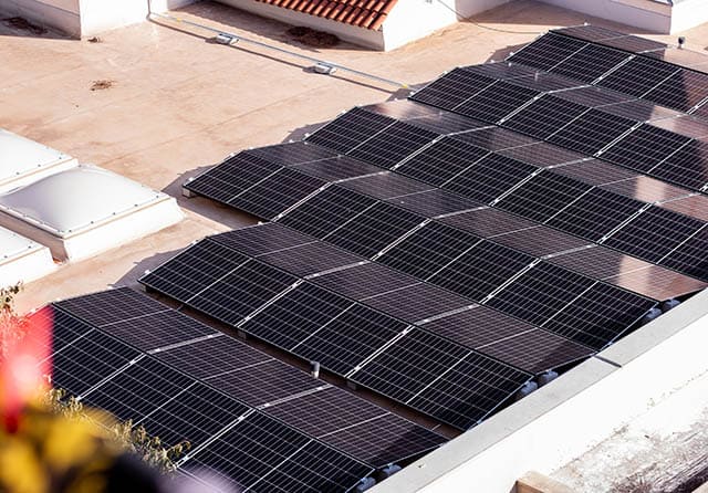 Instalación de paneles solares fotovoltaicos en la cubierta de un edificio.